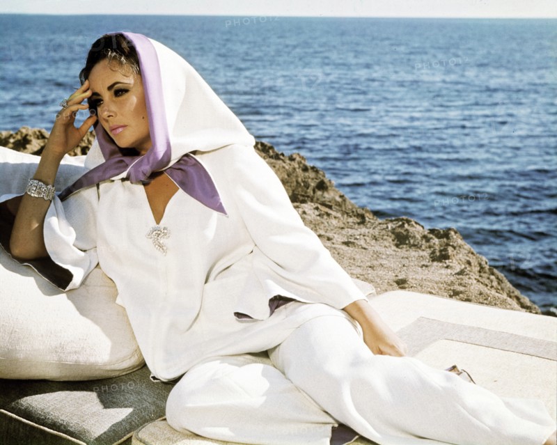 Elizabeth TAYLOR, Portrait by the Sea 1968