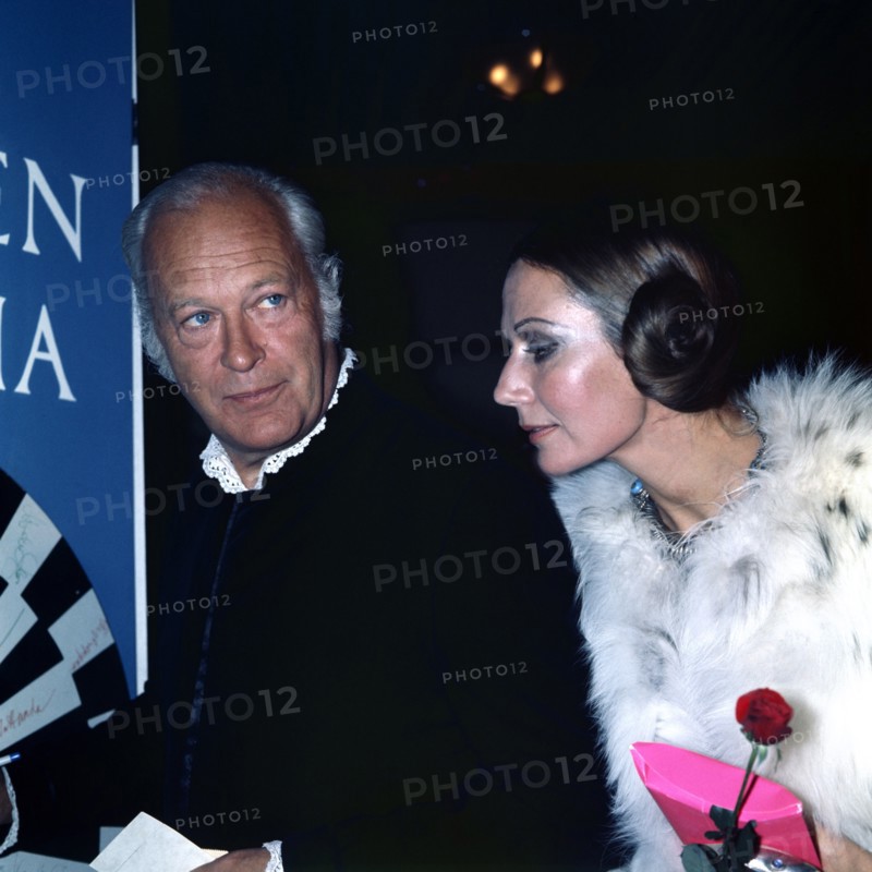 Curd JÜRGENS with his wife Simone at the Munich Film Ball in 1971