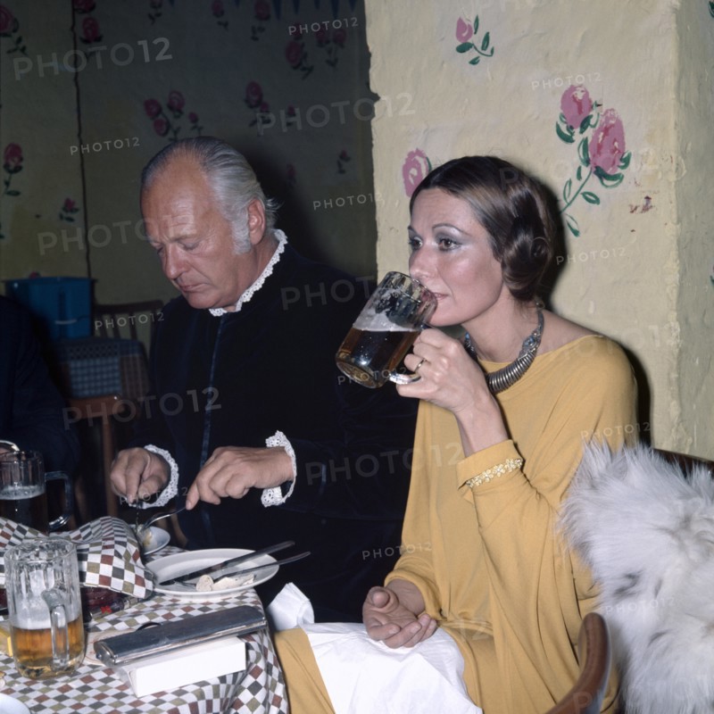 Curd JÜRGENS with his wife Simone at the Munich Film Ball in 1971
