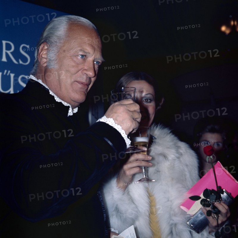 Curd JÜRGENS with his wife Simone at the Munich Film Ball in 1971