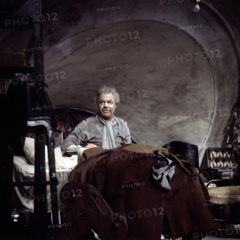 Heinz RÜHMANN plays in the theater
