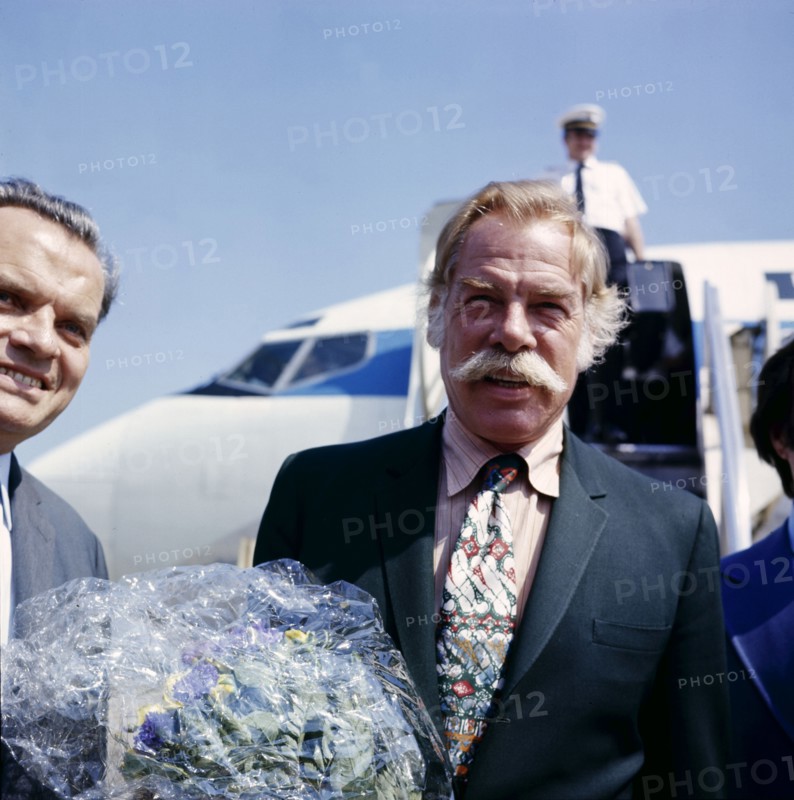 Lee MARVIN bei seiner Ankunft am Flughafen, Berlin 1973