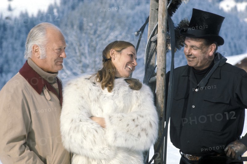 Curd JÜRGENS with his wife SIMONE on a skiing holiday in 1971