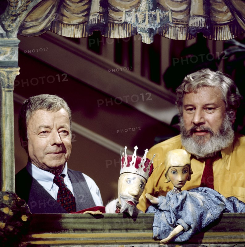 Heinz RÜHMANN and Peter USTINOV at the Punch and Judy show, 1976