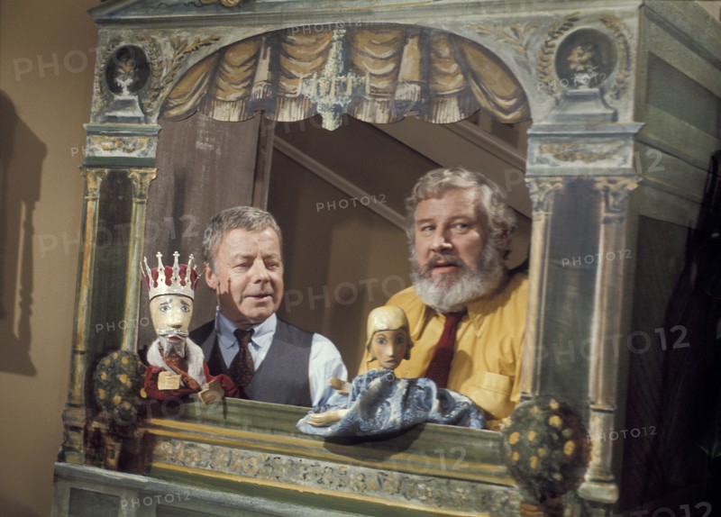 Heinz RÜHMANN and Peter USTINOV at the Punch and Judy show, 1976