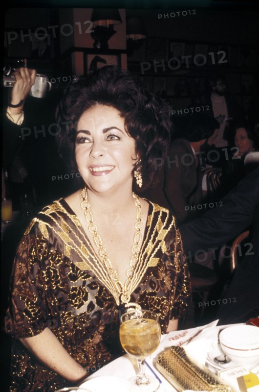 Elizabeth TAYLOR, portrait at the table 1974