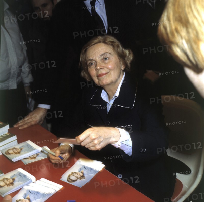 Heidi KABEL signs autograph cards, undated