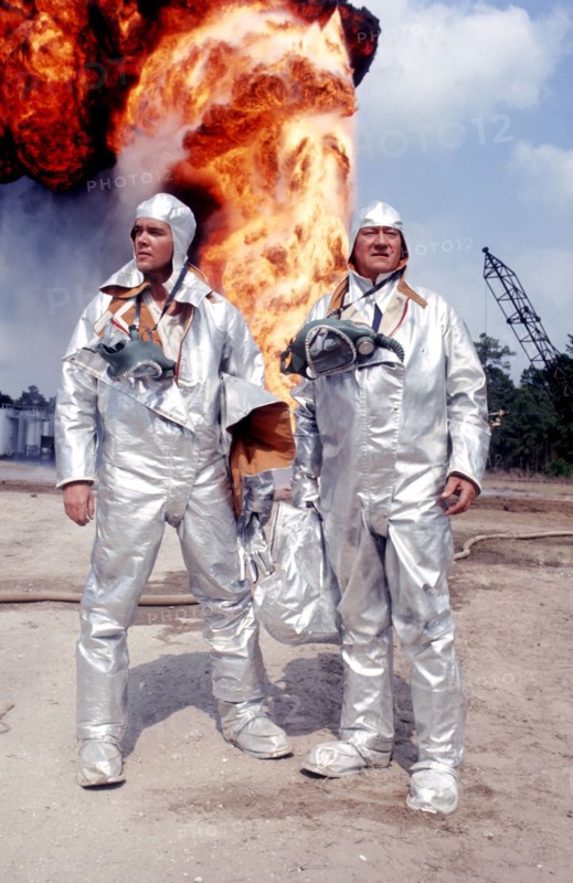 John WAYNE in 'The Undaunted', burning oil well, 1968