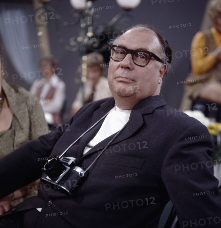 Heinz ERHARDT with a photo camera