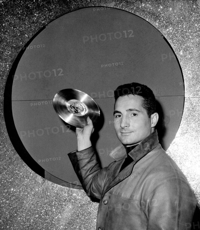 Freddy QUINN with his 5th gold record, Essen 1960
