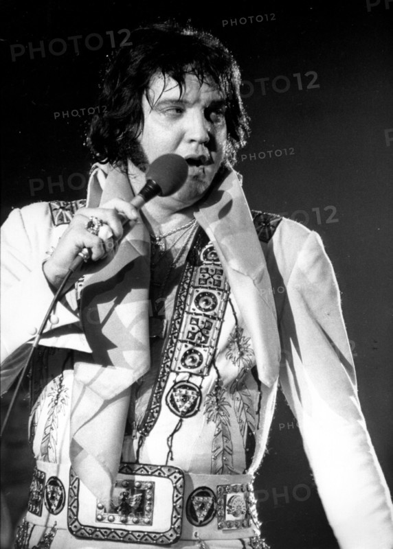 Elvis PRESLEY during a concert, 1977