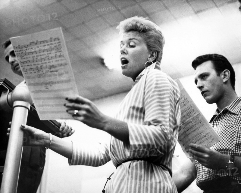 Doris DAY at a singing rehearsal