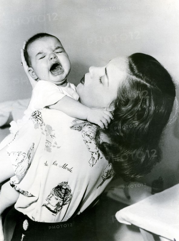 Judy GARLAND with Liza MINNELLI as a baby, 1947