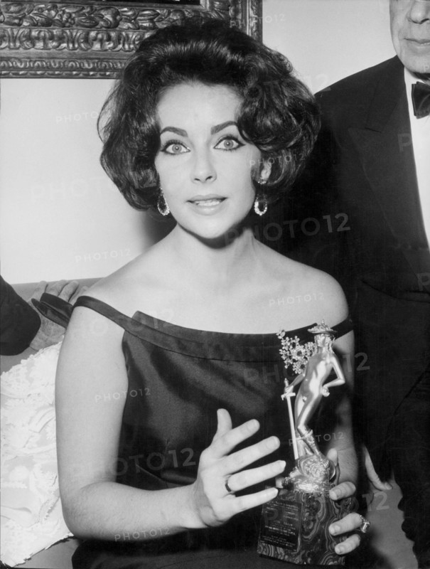 Elizabeth TAYLOR with the film prize 'David di Donatello', Rome 1962