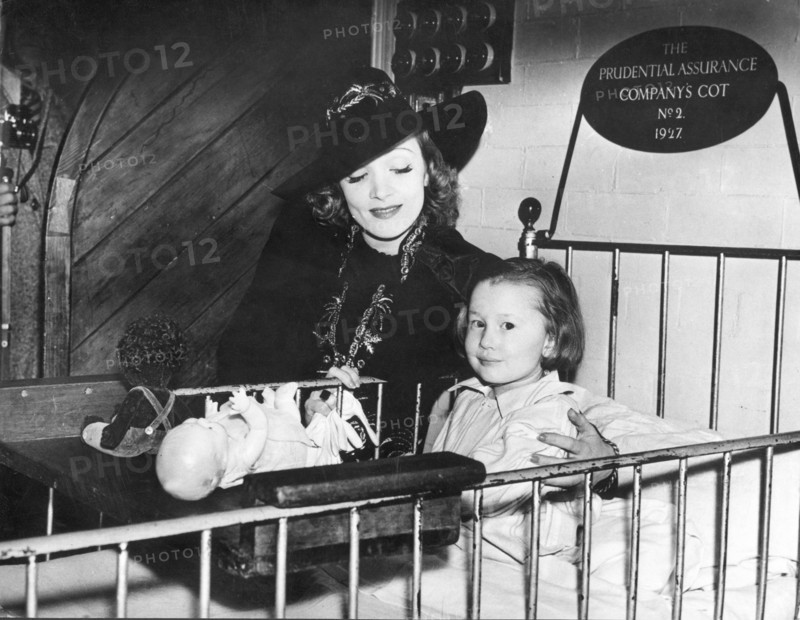 Marlene DIETRICH with child