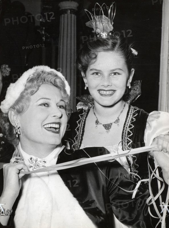 Marika RÖKK with daughter Gabriele at the children's carnival, 1954
