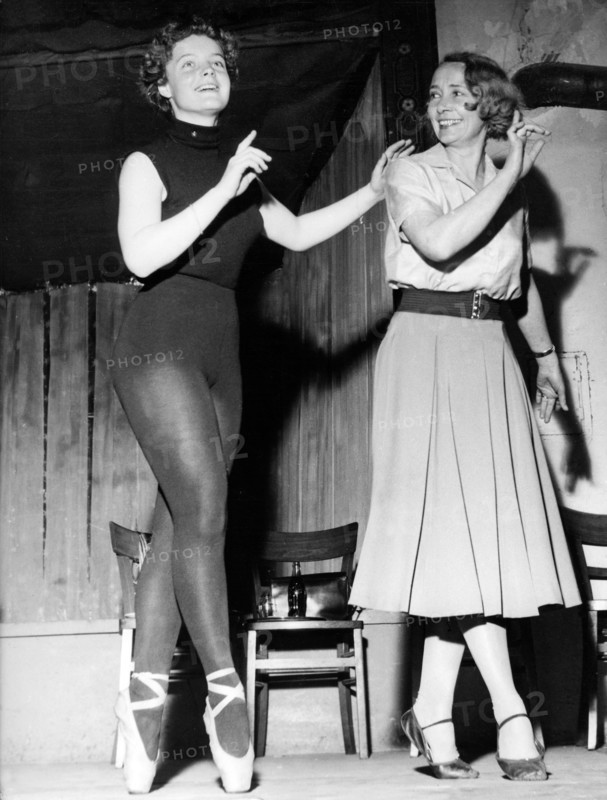 Romy SCHNEIDER and Sabine RESS at a ballet lesson, 1954