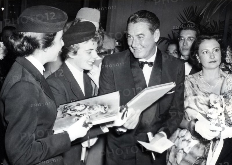 Errol FLYNN without a beard at a ball, Deauville 1954