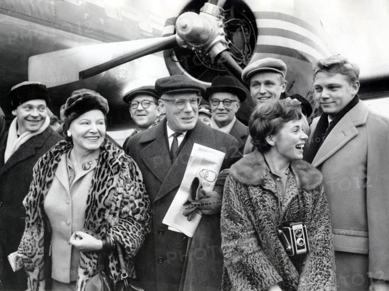 Gustaf GRÜNDGENS with his theater ensemble at Hamburg Airport