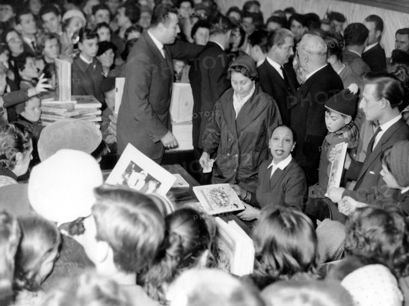 Josephine BAKER during an autograph session, Frankfurt am Main 1957