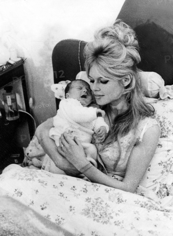 Brigitte BARDOT mit ihrem Sohn Nicolas-Jacques CHARRIER , 1960