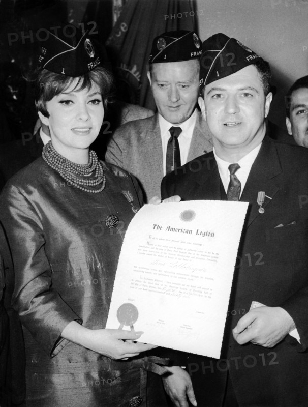 Gina LOLLOBRIGIDA becomes an honorary member of the ' American Legion ', 1961
