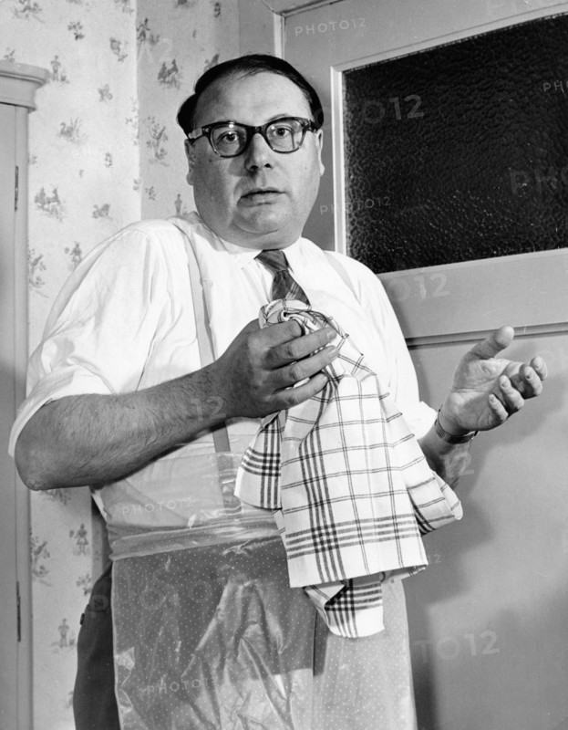 Heinz ERHARDT in the kitchen, 1956