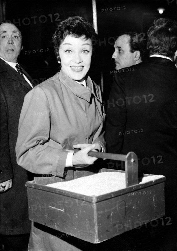 Marlene DIETRICH as a ring boy