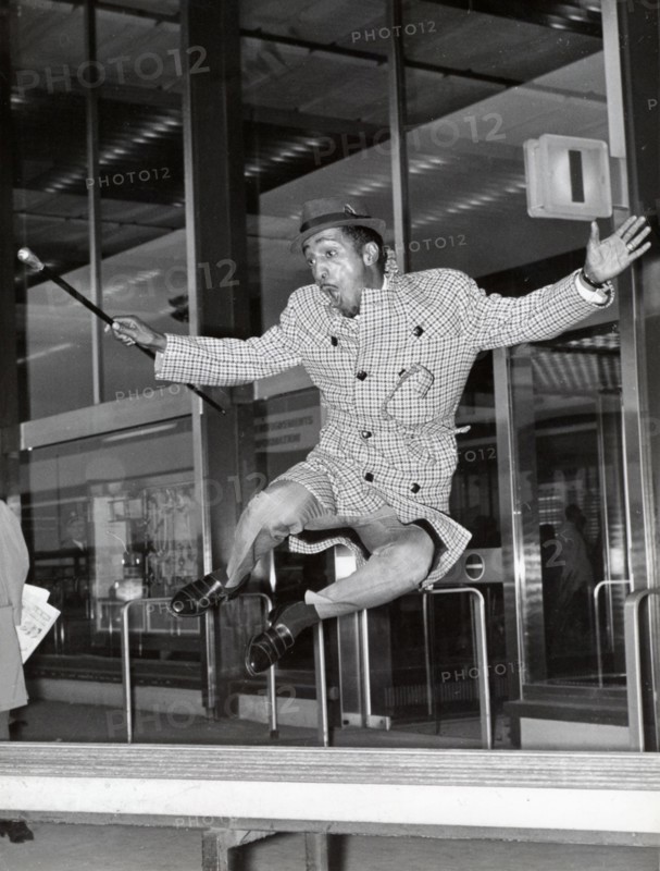 Sammy DAVIS Jr. with hat, coat and stick, jumping