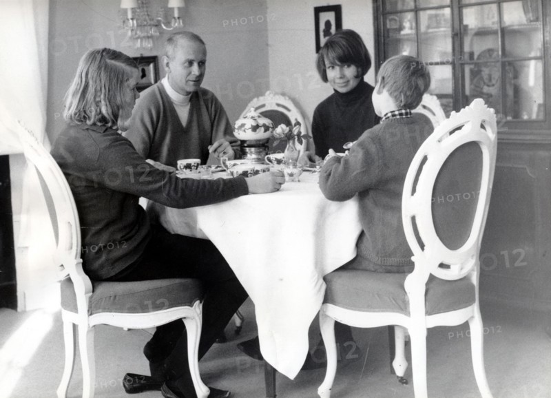 LORIOT with his family at the dining table, Ammerland 1966
