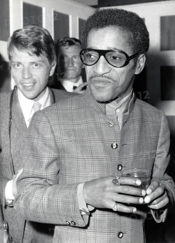 Sammy DAVIS Jr. with drinking glass 1968