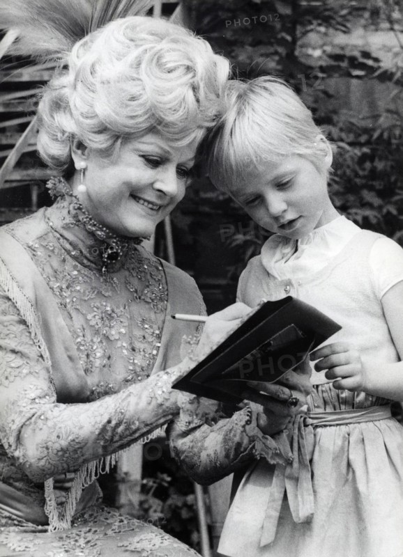 Marika RÖKK writing an autograph, 1971