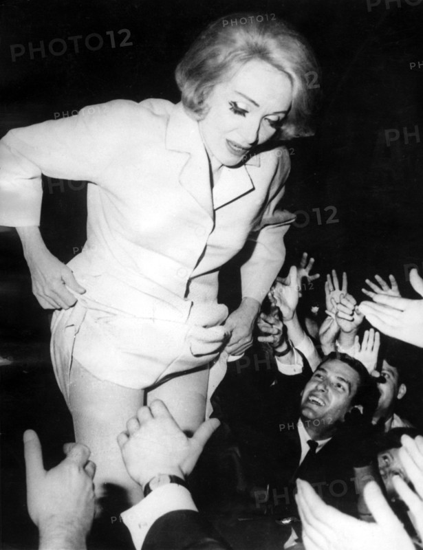 Marlene DIETRICH shows her legs