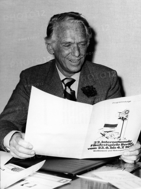 Douglas FAIRBANKS Jr. with the Berlinale program, 1976
