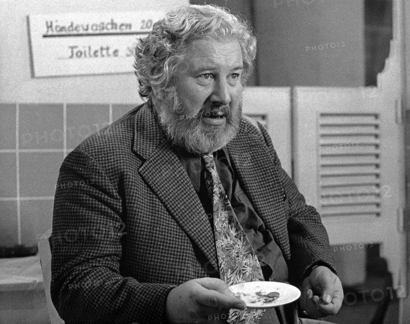 Peter USTINOV during a television appearance, 1975
