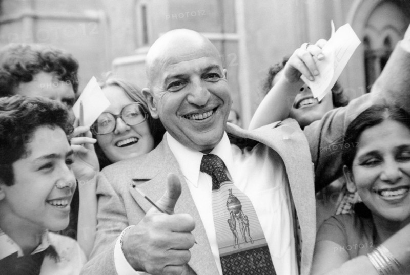 Telly SAVALAS, signs autographs