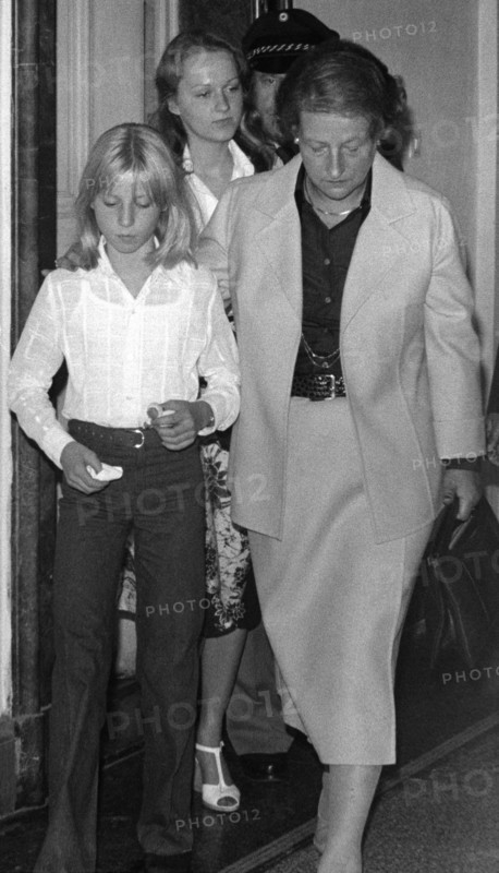 Carolin and Andrea VAN BERGEN, trial against Ingrid van Bergen, Munich 1977