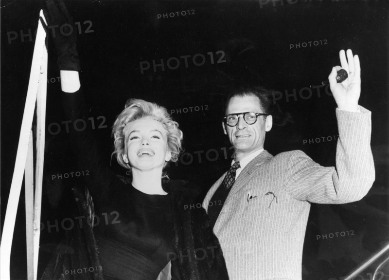 Marilyn MONROE and Arthur MILLER, waving