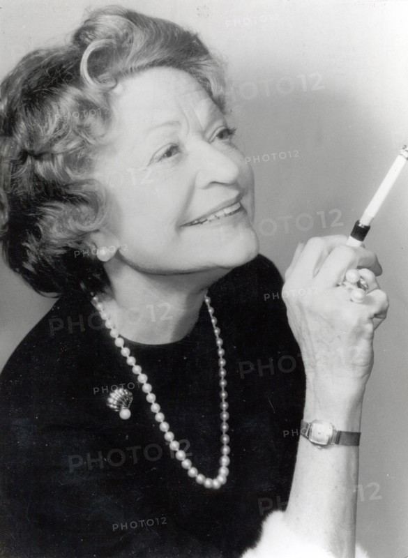 Grethe WEISER, portrait with cigarette