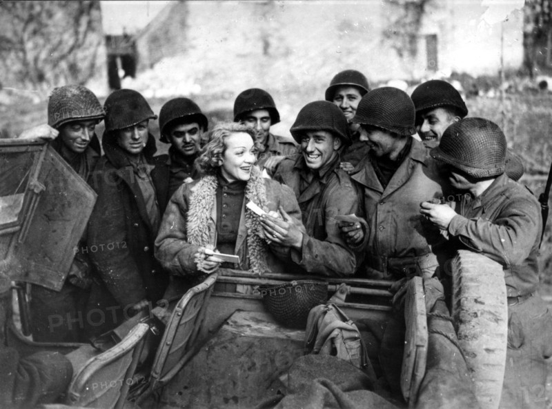 Marlene DIETRICH with US soldiers 1945