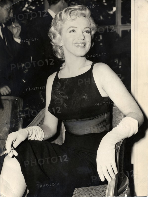 Marilyn MONROE, portrait with cigarette