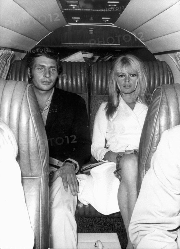Gunter SACHS and Brigitte BARDOT on a plane, 1966