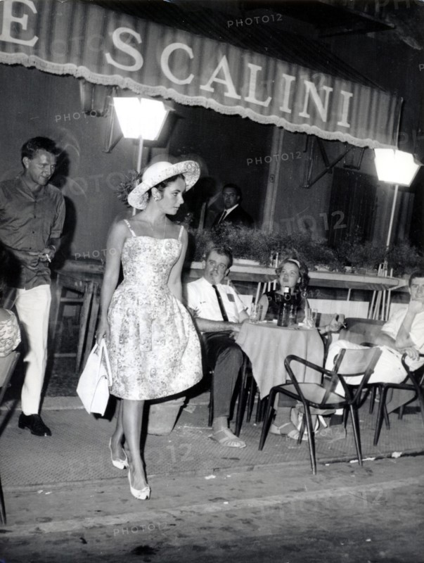 Elizabeth TAYLOR and Richard BURTON leave restaurant