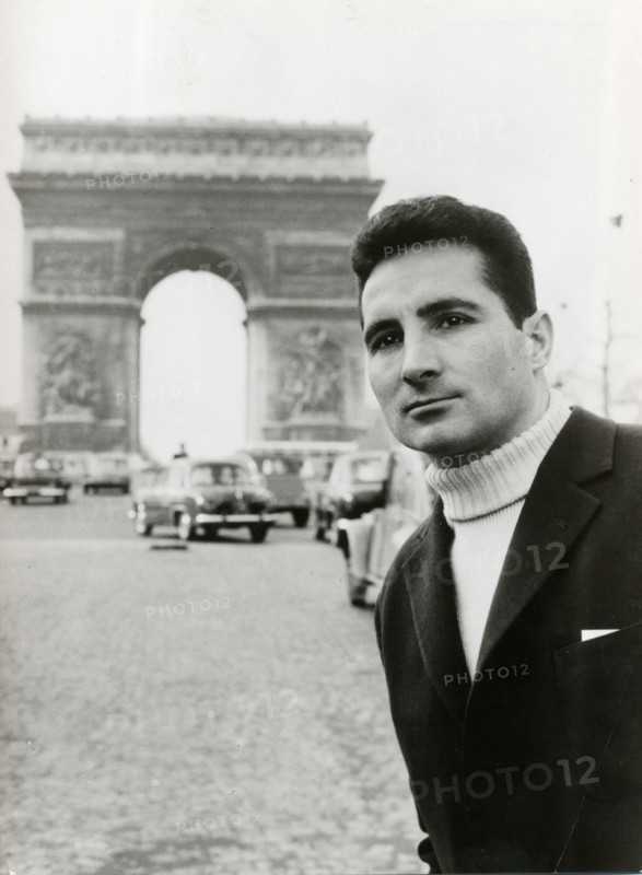 Freddy QUINN in front of the Arc de Triomphe, Paris