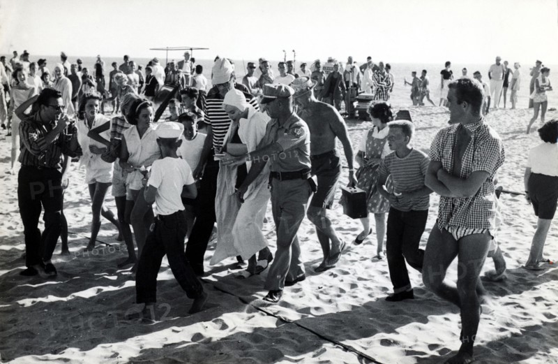 Marilyn MONROE with autograph hunters