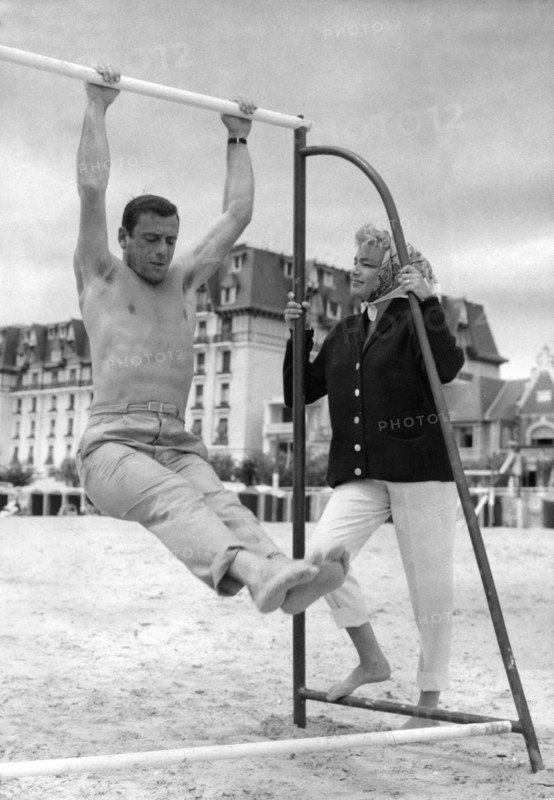 Yves MONTAND and Simone SIGNORETon the beach of La Baule