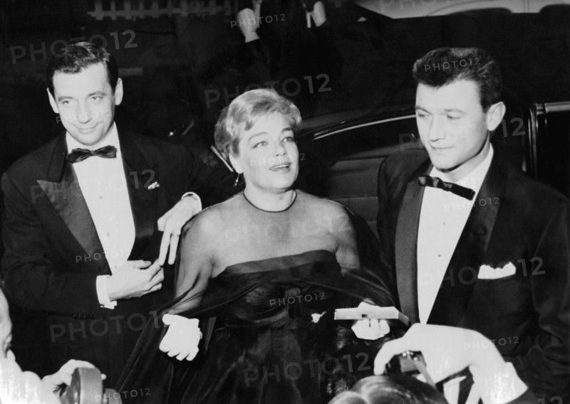 Yves MONTAND, Simone SIGNORET and Laurence HARVEY in Cannes