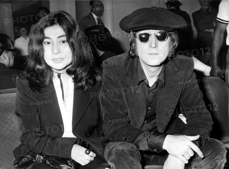 John LENNON and Yoko ONO at Heathrow Airport