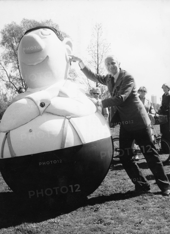 LORIOT with figure 'Schaukelpaul', Hamburg 1974