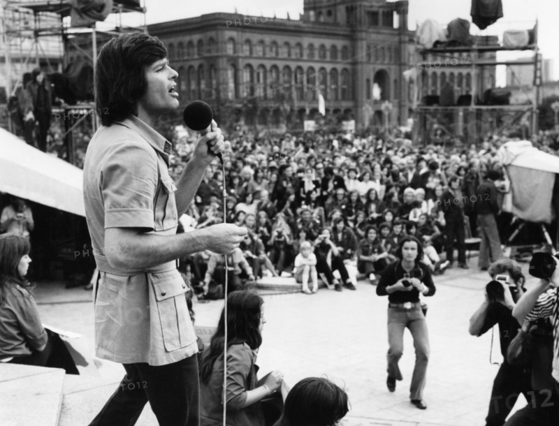 Dean REED performing in 1973
